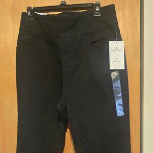 Flattering NWT Womans Gloria Vanderbilt Amanda Pull-On Black Slacks - Size 14